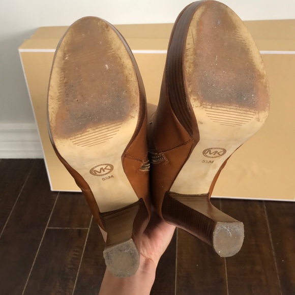 Michael Kors - Lesley boots - size 5.5 comes w/box - Picture 5 of 7